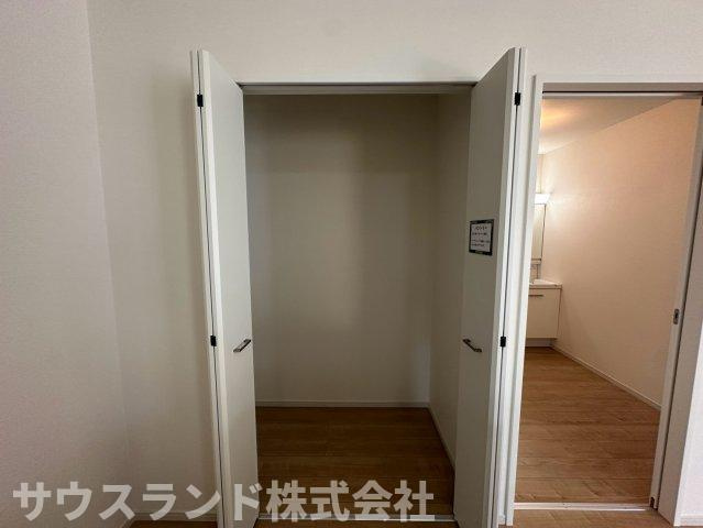 八王子市北野台35期の収納|上部に枕棚、下部にはハンガーパイプがしっかりと設置された大容量のクローゼットです！丈の長いコートやワンピースも、シワにならずに綺麗に収納できます。お部屋の整理整頓がはかどり、いつでもすっきり保てます。
