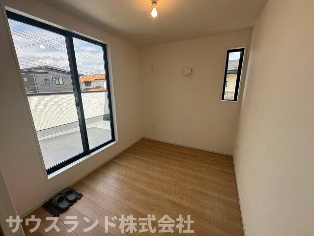 八王子市北野台35期の洋室|大きな窓から外の景色を眺めることができる、開放感たっぷりの洋室です！リモートワークや趣味のお部屋としても快適にお使いいただけます。風通しも良く、気分転換もしやすい心地よい環境がしっかりと整っています。