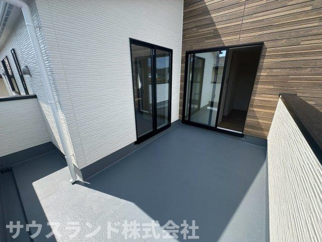 八王子市北野台35期のバルコニー|日当たり良好で、広々としたスペースが確保された使い勝手の良いバルコニーです！天気の良い日には、お布団やたくさんの洗濯物を一気に干してふかふかに乾かすことができます。見晴らしも良く開放的な空間です。