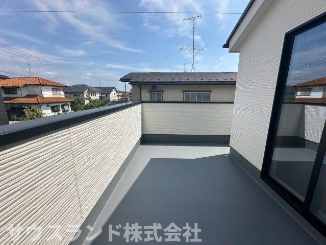 八王子市北野台35期のバルコニー|バルコニーからは、視界を遮る高い建物がないため、広く広がる青空をお楽しみいただけます！周囲の落ち着いた街並みを見渡すことができ、風通しも良好です。家事の合間に外の空気を吸ってリフレッシュできます。
