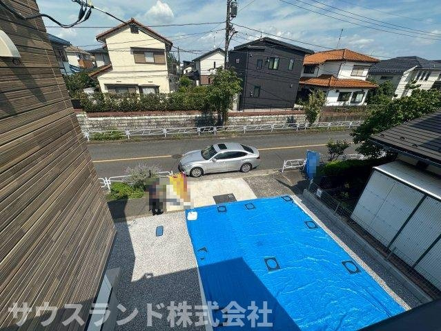 八王子市北野台35期の展望|前面の道路を見下ろすことができ、見通しの良い大変恵まれた立地環境です！周辺は交通量も少なく、穏やかな時間が流れる閑静な住宅街となっています。小さなお子様がいるご家庭でも安心してお過ごしいただけます。
