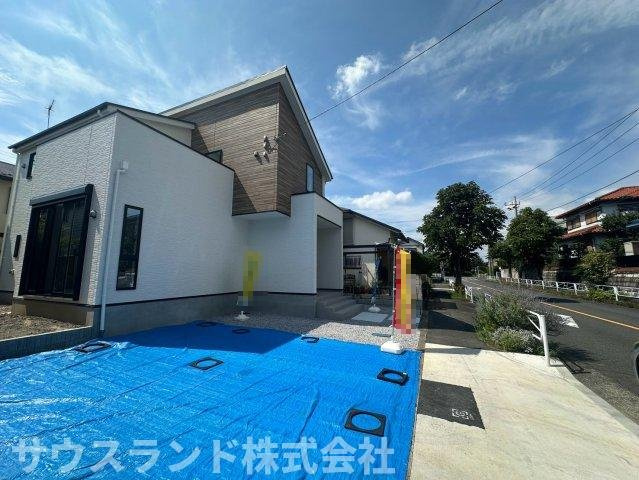 八王子市北野台35期の外観|広々とした敷地面積が魅力的な建物の外観です！カースペースにはゆとりがあり、大きめのファミリーカーや自転車なども余裕を持って停めることができます。毎日の通勤やお出かけの際も、スムーズに出発が可能です。