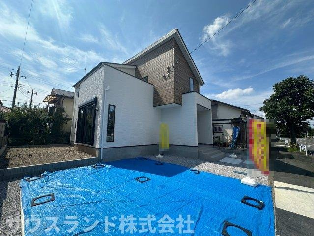 八王子市北野台35期の外観|異なる角度から見た建物の外観です！隣接する建物との間隔もしっかりと確保されており、各お部屋への日当たりや風通しの良さがうかがえます。防犯面にも配慮された設計で、ご家族皆様で安全に暮らせる住まいです。