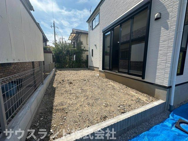 八王子市北野台35期の庭|建物の横には、ガーデニングや家庭菜園などを楽しめるお庭のスペースがございます！土いじりを満喫したり、お子様と遊んだりと、ご家庭の好みに合わせて外の空間を自由にアレンジして活用できる嬉しいスペースです。