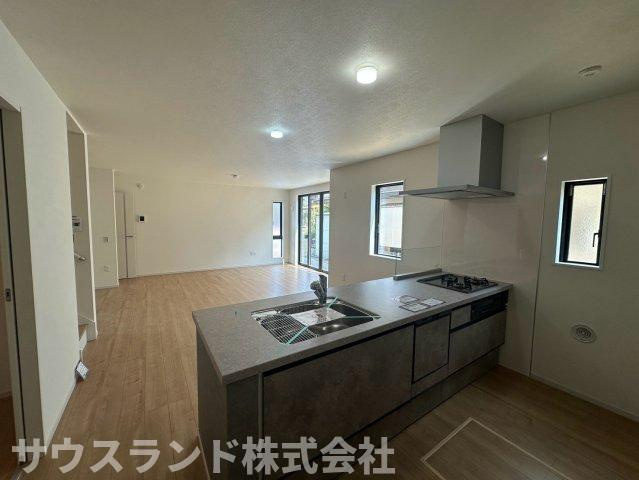 八王子市北野台35期のキッチン|キッチンスペース全体に十分なゆとりがあり、ご家族と並んで一緒にお料理を楽しむことができます！冷蔵庫や食器棚を置くスペースもしっかりと確保されているため、ご自身の使いやすいようにレイアウトを組めます。