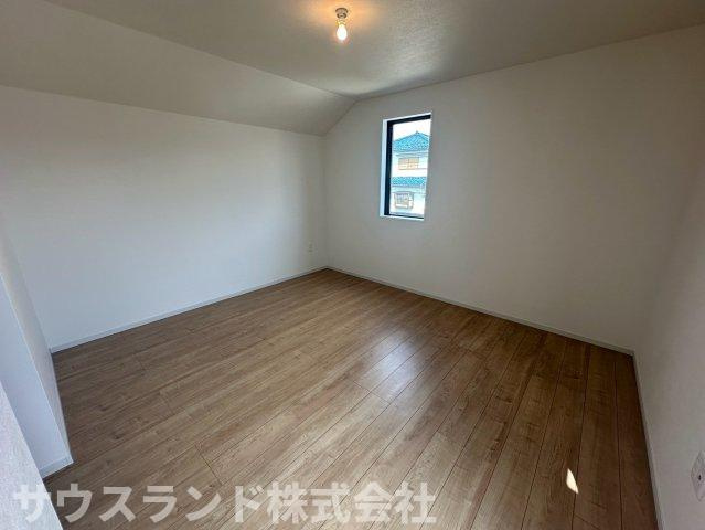 八王子市北野台35期の洋室|シンプルな内装で、どんな色の家具やカーテンとも相性の良い使いやすい洋室です！窓から差し込む明るい光が、お部屋全体を温かく包み込んでくれます。毎日の疲れをゆっくりと癒やす、穏やかなプライベート空間です。