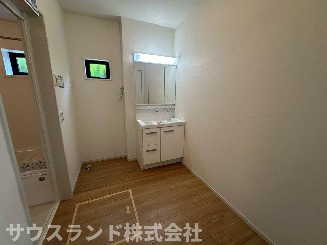 八王子市北野台35期の独立洗面台|洗面脱衣室には小窓が設けられており、明るい自然光を取り込みながらしっかりと換気も行えます！洗濯機を置くスペースもあり、水回りの家事動線がスムーズに設計されています。毎日の身支度も快適に行える空間です。