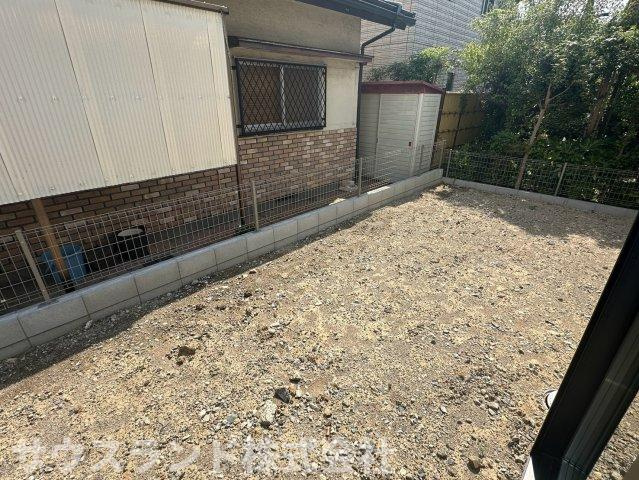 八王子市北野台35期の庭|建物の裏手には、お手入れがしやすい砂利敷きのお庭が広がっています！防犯面でも砂利の音が役立ち安心です。お子様のちょっとした遊び場や、自転車を置くスペースとしても便利に活用することができます。