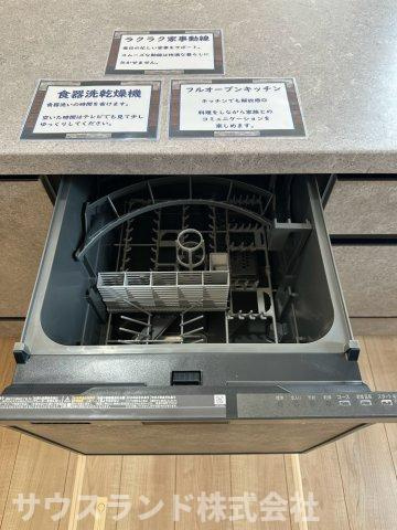 八王子市北野台35期のキッチン|毎日の面倒な食器洗いから解放される、家事の時短に大活躍のビルトイン食器洗い乾燥機です！手洗いに比べて節水効果も期待でき家計にも優しい設備です。食後の後片付けはお任せしてゆっくり過ごす時間が増えます。