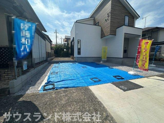 八王子市北野台35期の外観|実際の外観写真です！周辺は落ち着いた雰囲気の住宅街が広がっており、穏やかな毎日をお過ごしいただけます。前面道路も幅があり、お車の出し入れがしやすく毎日の通勤やお出かけも快適です。