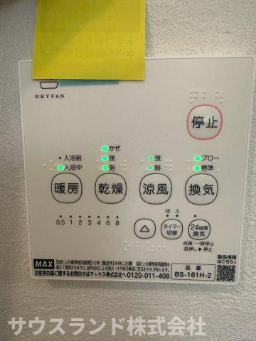 八王子市北野台35期の設備|キッチン近くの壁面に給湯器などの操作パネルがスッキリとまとめられています！お料理の合間でもボタン一つでお風呂のお湯張りや温度調節が可能です。毎日の生活動線を考えた暮らしに寄り添う便利な設備です。
