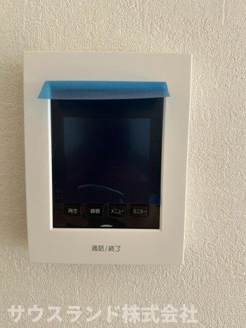 八王子市北野台35期のセキュリティ|訪問者の顔をカラー画面でしっかりと確認できる、安心のモニター付きインターホンです！お子様の留守番時や夜間の急な来客でも、事前に相手を確認できるため防犯面でも大変心強いです。便利な録画機能付きです。