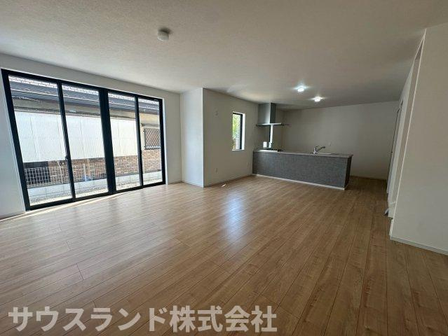 八王子市北野台35期の居間・リビング|大きな窓からたっぷりと自然光が降り注ぐ、開放感あふれるリビングです！風通しも良く、いつでも新鮮な空気を取り込むことができます。ご家族が自然と集まり、日々の出来事を楽しく語り合える温かい空間です。