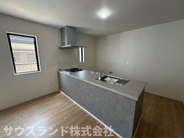 八王子市北野台35期のキッチン|高級感のある石目調のデザインがおしゃれな、対面式のシステムキッチンです！リビングにいるご家族の様子を見守りながら、安心してお料理を進められます。毎日のお料理の時間がもっと楽しくなる素敵な空間です。