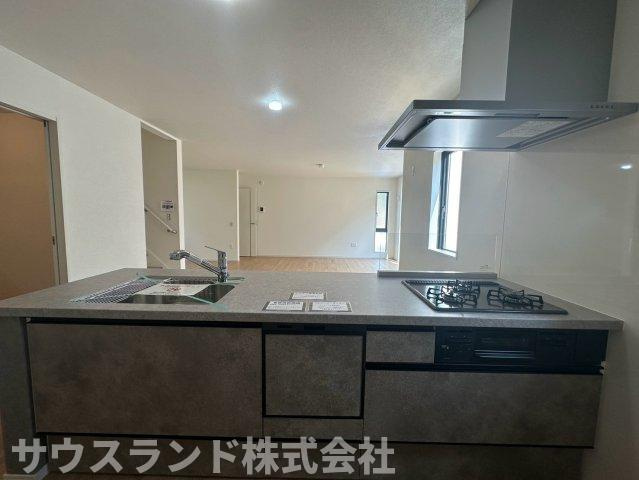 八王子市北野台35期のキッチン|広々としたワークトップでお料理の準備もしやすい使い勝手の良いキッチンです！コンロやシンクの配置も良く、家事の動線がスムーズになります。収納も豊富で、大きなお鍋や調理器具もすっきりと片付けられます。