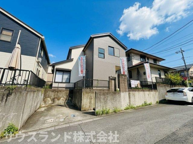 八王子市西片倉3丁目の前面道路含む現地写真|外観は落ち着いています