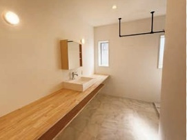 八王子市みつい台2丁目の独立洗面台|2階に設けたユーティリティースペースは、洗濯物をたたんだりアイロン掛けをしたりと家事に便利。カウンターと室内物干し付きで、毎日の洗濯がスムーズに進みます。
