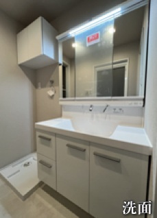 サンビュー南町の独立洗面台|三面鏡仕様の洗面台を採用し、身支度のしやすさと収納力を両立。鏡裏収納により小物類もすっきりと収まり、清潔感のある空間を保てます。洗濯機置場にはパン付きで、洗濯機の振動などから床を守ってくれます。