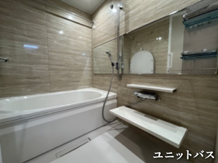 サンビュー南町の浴室|大きなワイドミラーが浴室をより広く見せ、上質なくつろぎ空間を演出します。