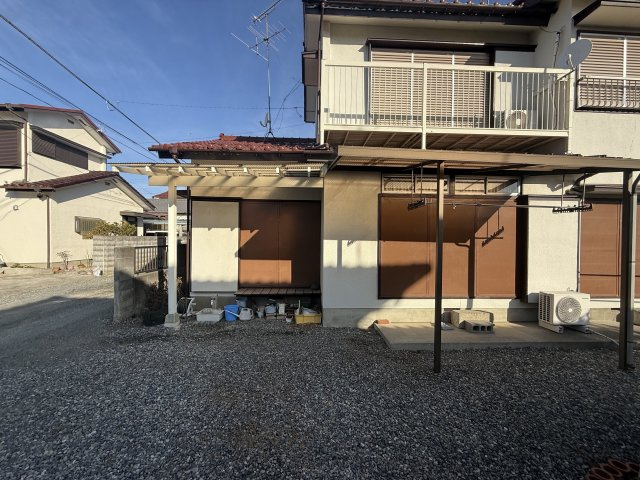 八王子市諏訪町の前面道路含む現地写真|本物件は土地としての販売ですが、中古住宅として可能です。（要リフォーム）