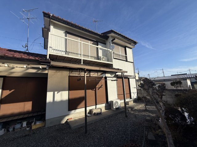 八王子市諏訪町の前面道路含む現地写真|周辺には高い建物がなく、陽当たり良好。穏やかな住宅街なので、子育て世代にもおすすめです。