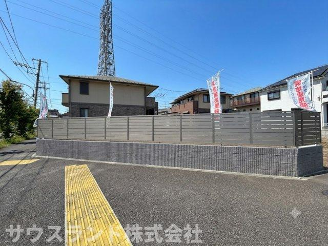 八王子北野7期の外観|しっかりとした擁壁とフェンスが施工されており、プライバシーや防犯面でも配慮された土地です！道路からの視線を気にすることなく、ご家族でリラックスできるお庭づくりが楽しめます。安心感のある住環境ですね。