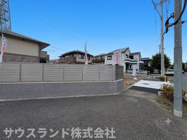 八王子北野7期の外観|きれいに整備されたブロック塀と目隠しフェンスがあり、隣地との境界がはっきりとしていて安心です！点字ブロックも整備された歩道なので、小さなお子様と一緒にお散歩する際も安全に歩けます。