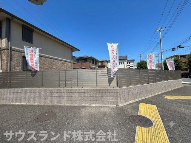 八王子北野7期の周辺|車通りが見渡しやすい角地で、毎日のお出かけもスムーズに行える便利な環境です！周囲には戸建てが立ち並び、ご近所との温かい交流も期待できます。お子様がのびのびと成長できる落ち着いたエリアです。