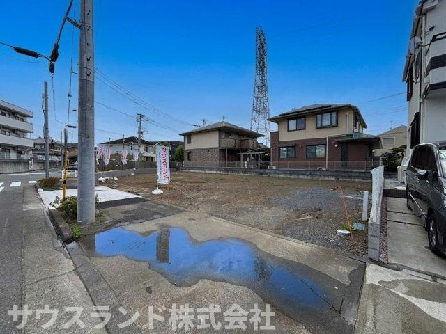 八王子北野7期の周辺|前面道路は幅が広くきれいに舗装されており、お車のすれ違いや駐車もゆとりを持って行えます！見通しが良いため、小さなお子様と一緒にお散歩する際も安心です。毎日のお買い物もスムーズですね。