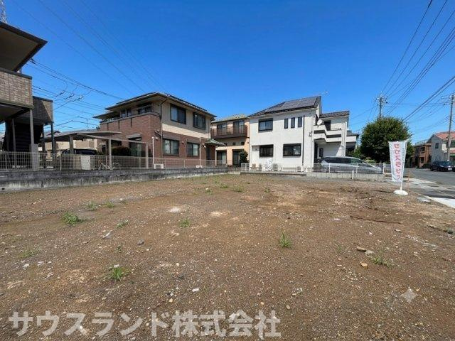 八王子北野7期の外観|見通しの良い交差点に面した開放的な立地です！点字ブロック付きの歩道が整備された広い道路なので、ベビーカーを押して歩く時も安心できます。お車での通勤やお出かけの際も出入りがラクですね。