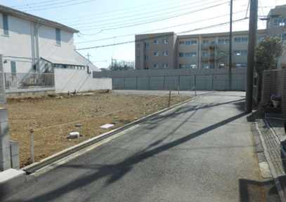 八王子市椚田町2期の前面道路含む現地写真|幅員6ｍ×4ｍ道路の角地に位置し、開放感あふれる住環境。