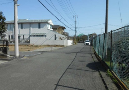 八王子市椚田町2期の前面道路含む現地写真|小学校徒歩2分、中学校徒歩9分。スーパーも徒歩5分と近く、暮らしに便利な立地です。