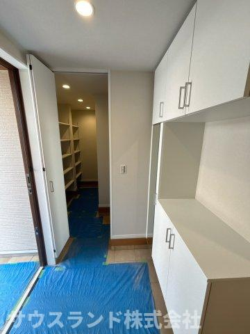 中野上町一丁目の玄関|豊富な収納力を誇るSIC付き玄関が、すっきりと美しい住まいの第一印象を演出します。