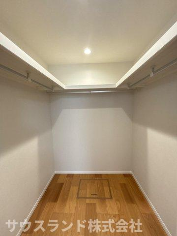 中野上町一丁目の収納|季節の衣類からバッグまでたっぷり収納できる、便利なウォークインクローゼット。