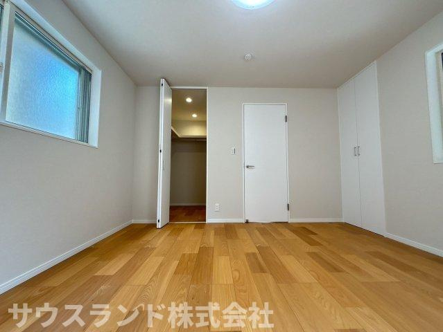 中野上町一丁目の洋室|1階居室は重たい家具も搬入しやすく、お部屋のコーディネートを楽しみやすいです。