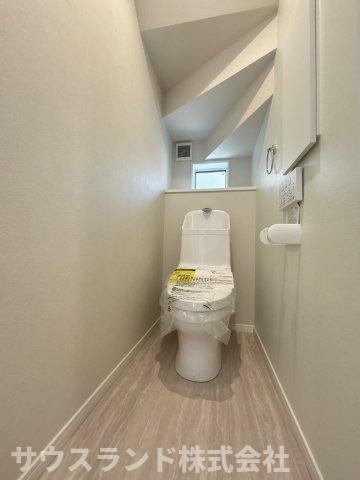 中野上町一丁目のトイレ|1階・2階それぞれにトイレがあるため、生活シーンに合わせて使い分けしやすいです。