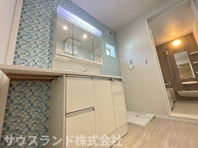中野上町一丁目のランドリースペース|広々としたカウンターを備えた洗面台、朝の身支度から夜のスキンケアまで、ゆとりある時間をつくり出します