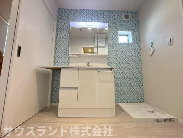 中野上町一丁目の独立洗面台|三面鏡で正面からではわからないお顔やヘアーの確認する事ができます。