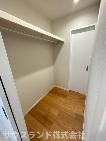 中野上町一丁目の収納|リビングには家族みんなで使えるファミリークローゼット付き。