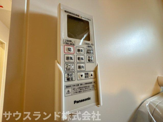 中野上町一丁目の冷暖房・空調設備|浴室換気乾燥暖房機付き。毎日の入浴を快適にしてくれるほか、梅雨や花粉の時期のお洗濯の時も助かります。