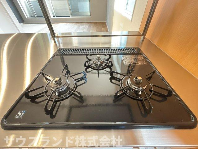 中野上町一丁目の設備|三口ガスコンロ付きキッチンで、毎日の料理がもっとスムーズに。効率よく調理しやすく、家事時間の短縮にもつながります。