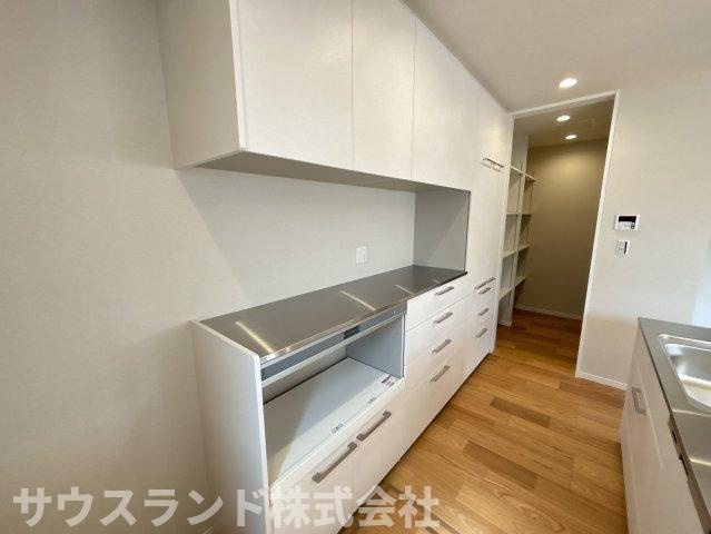 中野上町一丁目のキッチン|キッチンと調和するカップボードを標準装備し、統一感のある美しい空間を演出。