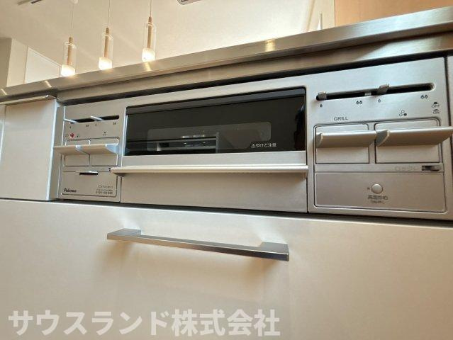 中野上町一丁目の設備|魚焼きグリル付き。焼き魚はもちろん、さまざまな調理にも活躍してくれます。
