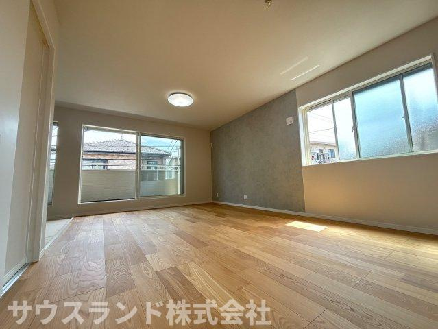 中野上町一丁目の居間・リビング|2階リビングなので外部からの視線が気にならず解放的でプライベート充実、陽当り良好です。