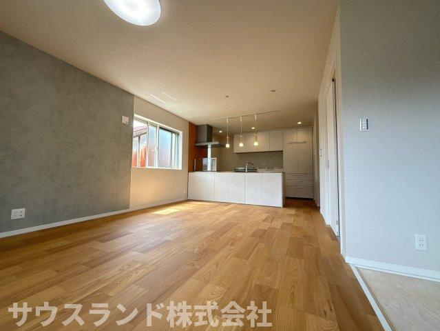 中野上町一丁目の内装|19.5帖の広々LDK。ダイニングとリビングを分けて使っても空間に余裕があります。