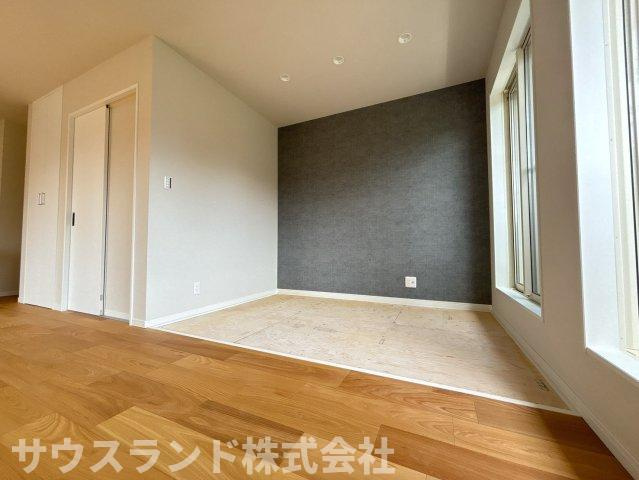 中野上町一丁目の内装|リビングには畳コーナー付き。寛ぎやお子様のお昼寝、遊び場など、用途多彩です。