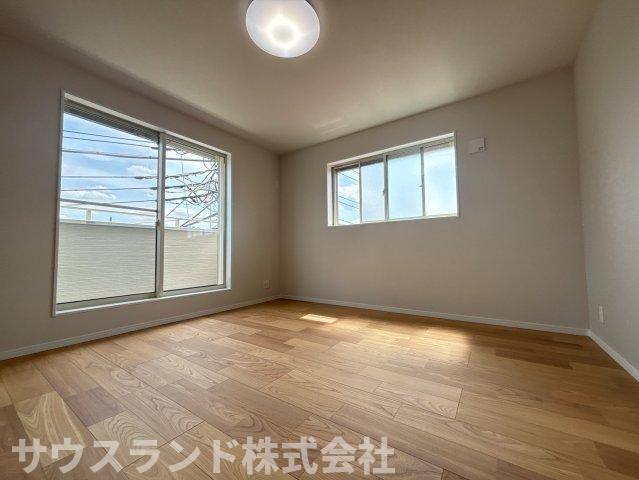中野上町一丁目の洋室|二面採光になった居室は日当たりだけでなく、心地の良い風が通ります。