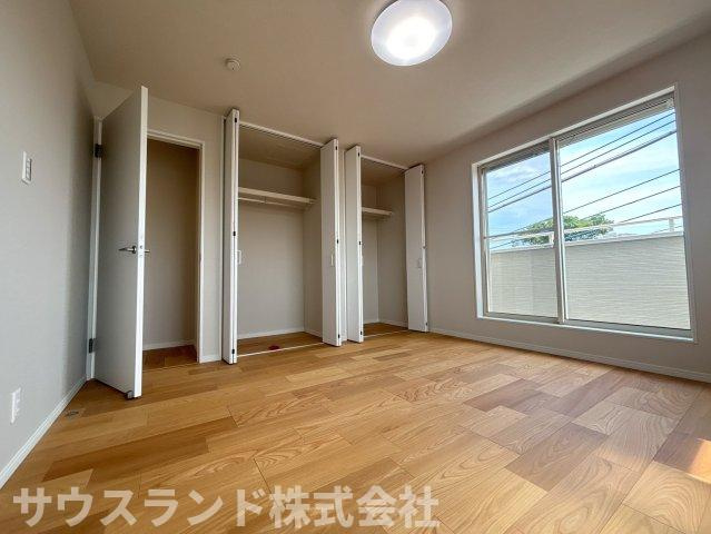 中野上町一丁目の洋室|採光豊かな明るい室内。木の温もりが柔らかな印象を与えるフローリングは安らぎをもたらすプライベート空間