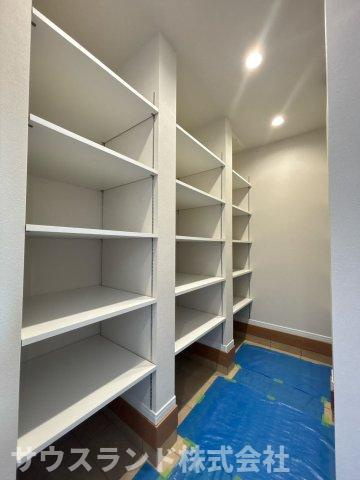 中野上町一丁目の収納|玄関にはSIC付き。ベビーカーやゴルフクラブ、お子様の部活道具など大きな物も玄関周りに置けて便利です