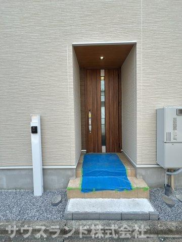 中野上町一丁目の玄関|玄関ポーチが深く、雨の日などのお出かけもスムーズにできます。